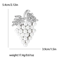 Eleganter silberner Traubenbrosche mit weißen Perlen und Strasssteinen, 5,4 cm x 3,9 cm - Silberner Stil (2666) / Silber