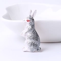 Lindo broche de conejo plateado vintage con ojos rojos y textura de pelaje detallada - Gris
