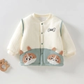 Detail van gebreid babyvest met cartoon hondenzakken en houten olifant decoratie - 100 / Groen