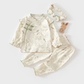 Détail d'un ensemble trois pièces en coton pour bébé avec motifs d'oiseaux et volants - Style Branche Fleurie Avec Bandeau