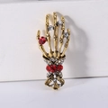 Retro-Brosche in Skeletthandform, Vintage-Gold-Finish mit roten und weißen Strasssteinen - Skeletthand Gold (1682)