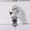 Gothische Totenkopfhand-Brosche in Antik-Silber mit schwarzen und dunkelblauen Strasssteinen - Skeletthand Silber (1682)