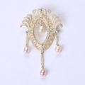 Broche classique en zircon doré avec perles roses en forme de larme style palais - Or
