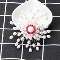 Handgefertigte Brosche mit Perlenblumen, großer Mittelperle und roten Perlenakzenten - Blumenform (MM-BR-7103) / Weiß