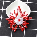 Handgefertigte Brosche mit roten Kristallen und weißen Perlen im floralen Design-Stil - Rot
