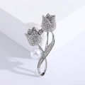 Elegante broche de tulipán plateado con cristales brillantes y perla blanca en base blanca - Estilo Plateado (MM-BR-2704) / Plateado