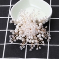 Elegante goudkleurige geweven broche met witte parels en sprankelende kristallen in bloemvorm - Wit