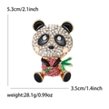 Spilla panda carina con strass e bambù smaltato verde, altezza 5,3cm larghezza 3,5cm - Bianco