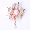 Elegante broche de flor dorada con circones rosas, perla central y borlas móviles - Rosa