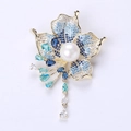 Lujoso broche de flor con cristales azules, perla blanca y elegante colgante de borla - Azul