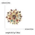 Dettaglio della spilla a fiore con strass colorati con misura 6,0cm e peso 30,1g - Base dorata colorata