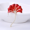 Eleganter Ginkgoblatt-Anstecknadel in roter Emaille mit Goldauflage und Tropfenanhänger - Rot