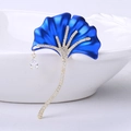 Eleganter blauer Ginkgoblatt-Anstecker mit weißen Zirkonia und Tropfenanhänger - Blau