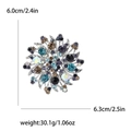 Spilla vintage a fiore rotondo con strass colorati su lega, misura 6,0cm x 6,3cm - Base Argento Multicolore