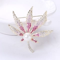 Spilla foglia di acero dorata con zirconi rosa e una perla bianca centrale - Viola