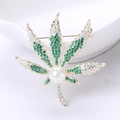 Elegante spilla a foglia d'acero dorata con zirconi verdi e una perla bianca - Verde
