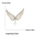 Elegante broche de alas de ángel con perlas y strass en base dorada, mide 5,2x4,6cm - Dorado 14K