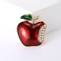 Elegante broche de manzana esmaltado en rojo con pedrería y detalles dorados - Rojo