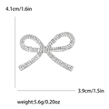 Detailweergave van strasstrikbroche met afmetingen van 4,1 cm breed en 3,9 cm hoog - Zilver