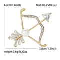 Elegante spilla dorata ad arco e freccia con strass bianchi e un dettaglio di perla - Oro