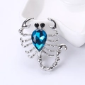 Broche creativo de escorpión vintage con gran cristal azul y acabado en plata elegante - Azul Pavo Real