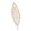 Détail d'une broche feuille dorée avec de fines perles et des zircons scintillants - Doré