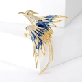 Broche phénix luxueuse avec émail bleu et oxydes de zirconium sur un socle blanc épuré - Bleu (MM-BR-8215)