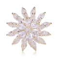 Dettaglio di una spilla girevole a forma di girasole dorato con zirconi taglio marquise - Oro