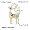 Squisita spilla a forma di alce dorata con zirconi colorati e misure del prodotto - Renna Multicolore (MM-BR-8211-MX)