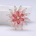 Spilla a fiocco di neve rotante con zirconi rossi e rosa su design floreale dorato - Rosa