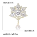 Luxuriöse Blumenbrosche im Hofstil mit Zirkonia und elegantem Perlenanhänger - Gold (8233-GD)