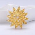 Spilla girevole a girasole con cristalli di zircone gialli su base dorata - Giallo