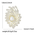 Spilla a fiore dorata con zirconi e perla centrale, dimensioni 5,8x4,2 cm elegante - Oro