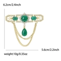 Elegante spilla vintage dorata con pietre verdi e nappe, dimensioni 6,2 cm per 5,6 cm - Verde