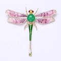 Détail d'une broche libellule aux ailes dégradées violettes et corps en gemme verte - Violet