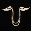 Broche de lujo con alas de ángel doradas, circonitas blancas y elegantes cadenas dobles - Dorado