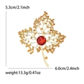 Lussuosa spilla a foglia d'acero con zirconi arancioni e gemma rossa su base oro - Rosso Granato Dorato (8235-RD)