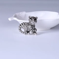 Detailaufnahme der Tiger-Brosche mit Versilberung, Strasssteinen und schwarzer Emaille - Tigerform (MM-BR-2075) / Silber (MM-BR-2075-银色-SL)