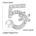 Elegante spilla numero 5 con perla e scintillanti zirconi cubici su metallo argentato - Stile Numero 5 (8268-SL) / Argento