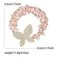 Dettaglio spilla a ghirlanda con farfalla, cristalli rosa e dimensioni di 4,3 cm - Rosa