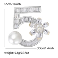 Elegante spilla numero 5 in argento con cristalli e una grande perla bianca da donna - Stile Numero 5 (8268-GD) / Oro