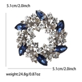 Broche couronne de fleurs élégante avec cristaux bleus et texture de feuilles argentées - Bleu clair