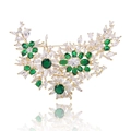 Dettaglio macro della spilla a fiore di lusso con zirconi verde oliva e oro - Verde