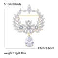 Elegante gouden olijftak krans broche met fonkelende zirkonen en een druppelvormige hanger - Gouden Stijl (8310-GD) / Goud