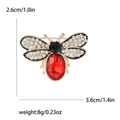 Spilla ape carina con grande cristallo rosso e ali di strass bianchi su base dorata - Rosso