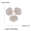 Elegante Blumenbrosche mit weißen Strasssteinen und einer Perle in Goldoptik - Gold