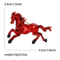 Dettaglio della spilla a cavallo in smalto rosso con dimensioni 4,5cm e 3,4cm - Rosso Lucido