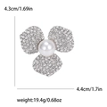 Eleganter Blumen-Anstecknadel mit Perle und Kristallen, Größe 4,3 cm x 4,4 cm in Silber-Finish - Silber