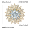 Makro-Detail einer 6,7 cm Kristall-Blumenbrosche mit Goldbeschichtung und Strasssteinen - Gold