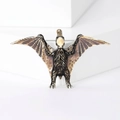 Macro-opname van vintage pterodactylus broche met metalen vleugels en retro ontwerp - Grijs